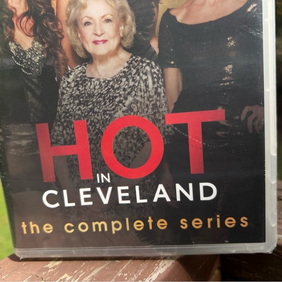 Hot in Cleveland: The Complete TV Series, 6 Seasons DVD,Subtitled|Bonus Features - Picture 3 of 16